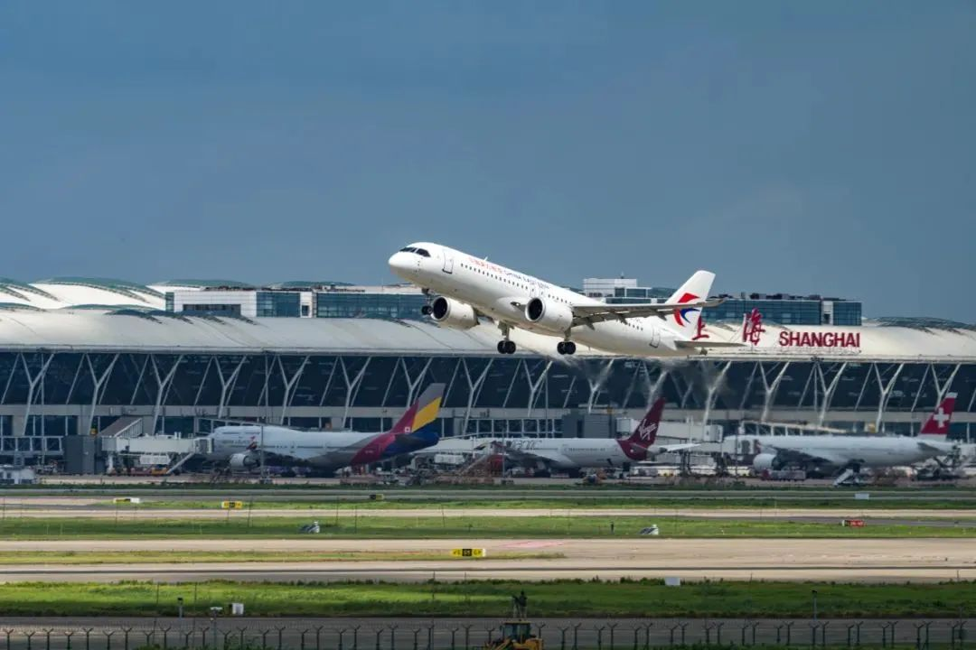 中國商飛向中國東航交付第二架C919飛機(jī)